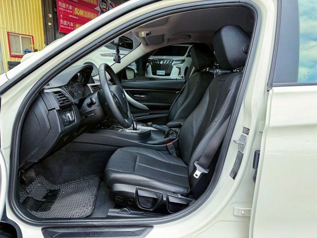 F30 316i 渦輪增壓 全車原鈑件 一手女用車 低里程~1年跑不到1萬 免鑰匙啟動 雙區恆溫空調 原廠HID頭燈  第7張相片