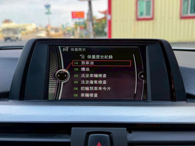 F30 316i 渦輪增壓 全車原鈑件 一手女用車 低里程~1年跑不到1萬 免鑰匙啟動 雙區恆溫空調 原廠HID頭燈  第13張相片