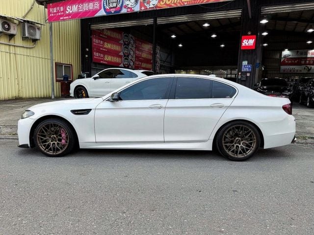 全車改M5外觀 丁字褲方向盤 四出全段排氣管 19吋改裝鋁圈 加大卡鉗 改裝避震器 升級大安卓機 CarPlay系統  第5張相片