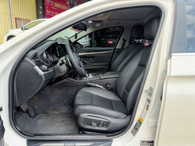 全車改M5外觀 丁字褲方向盤 四出全段排氣管 19吋改裝鋁圈 加大卡鉗 改裝避震器 升級大安卓機 CarPlay系統  第10張相片