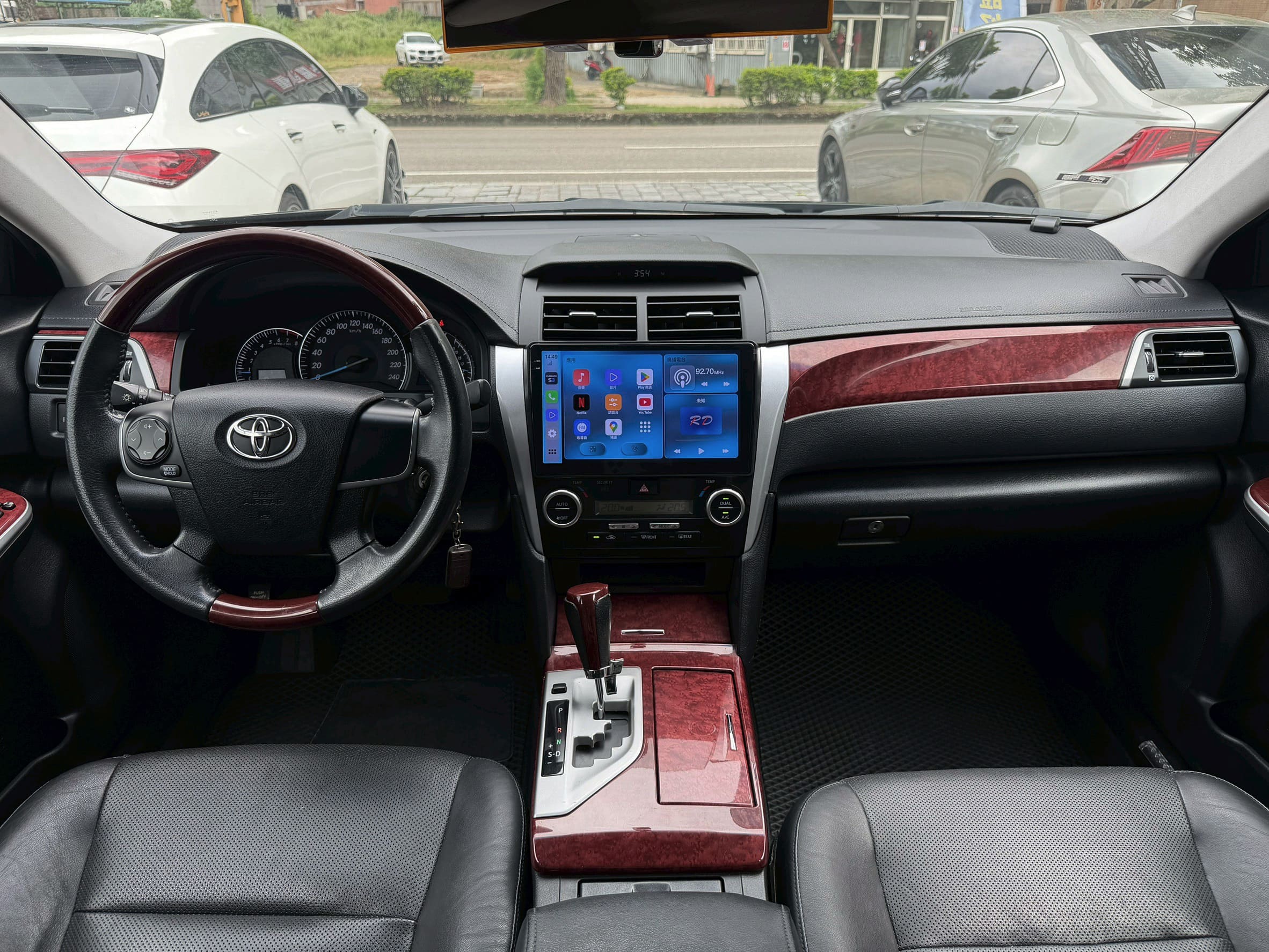 2013 Toyota Camry 2.0 汽油 只跑7萬 0938-920-586 周先生 LINE ID : 0938920586  第3張相片