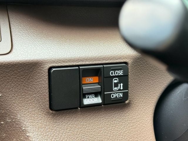 歡迎視訊賞車。五人座豪華+有電動側滑門、定速、盲點偵測、恆溫空調、免鑰啟動、AEB自動緊急煞車、車道偏離警示。可全額貸款  第14張相片