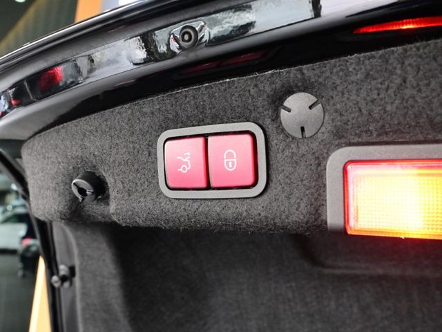 Mercedes-Benz/賓士 C300  第2張相片