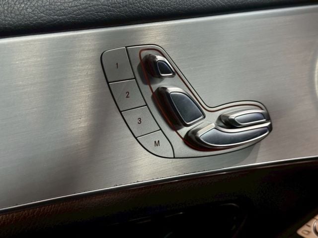 Mercedes-Benz/賓士   第18張相片