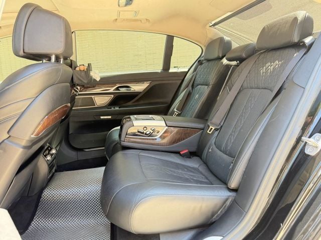 SUM認證車＋三大保證！BMW 750Li G12 4WD｜實車實價 旗艦配備大空間｜歡迎現場試駕  第7張相片