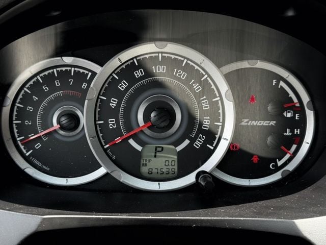 Mitsubishi Zinger  第10張相片