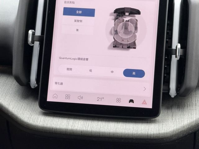 Volvo XC40  第15張相片