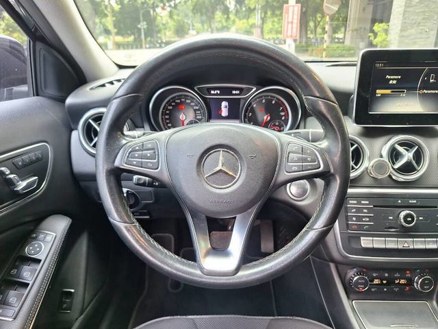 M-BENZ賓士 GLA180  第7張相片