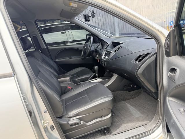 Mitsubishi Zinger  第13張相片
