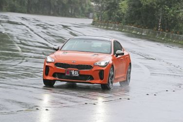 跟上主流腳步 Kia Stinger 3.3 GT AWD