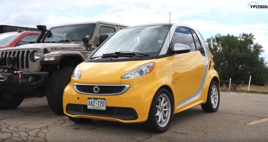 Smart Fortwo EV迷你電動車拖得動3輛皮卡嗎？