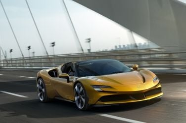 千匹油電上空躍馬 Ferrari SF90 Spider