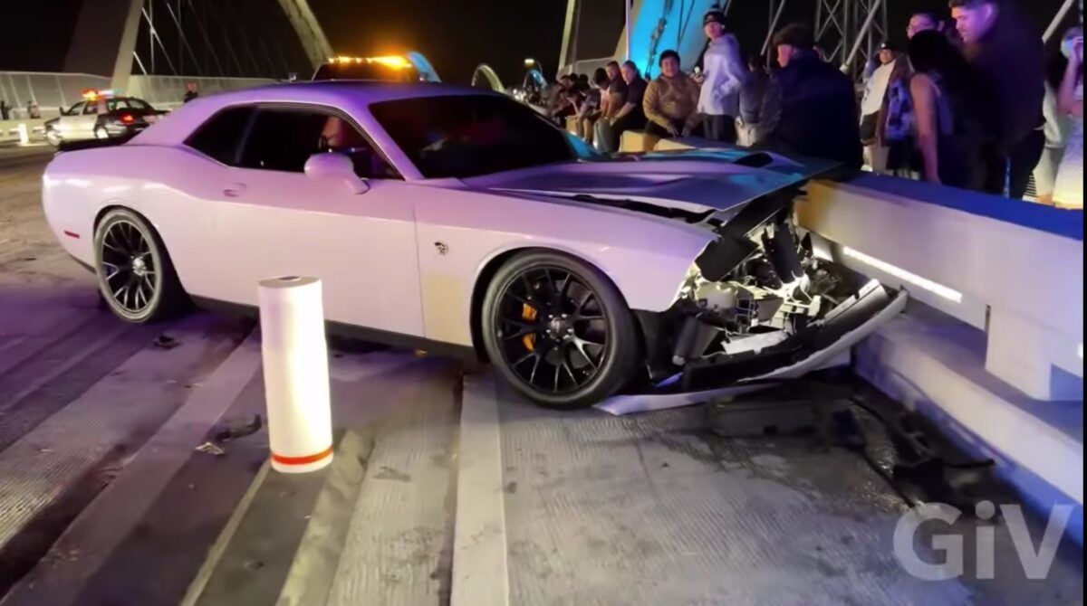 才剛建好的大橋，某些族群用特殊”落成儀式”來致意！Ft. Dodge Challenger Hellcat