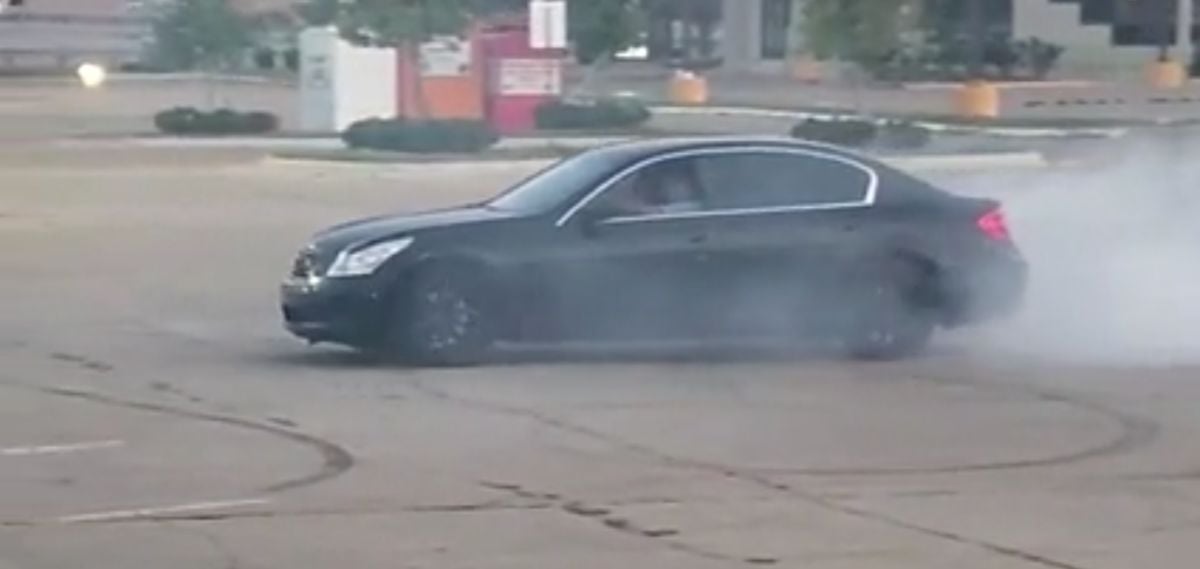 才剛買的二手Infiniti G35， 才在空地上燒了幾圈胎，然後引擎也順便燒了！