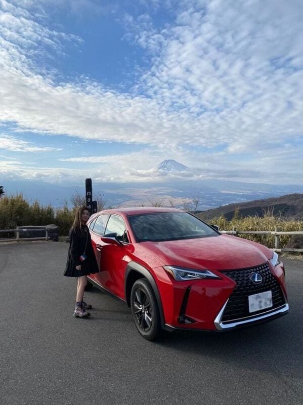 駕駛Madder Red Lexus的美女!對UX尾燈深感著迷♡