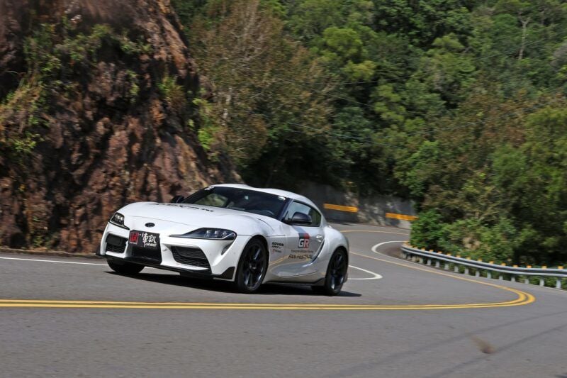 操控、舒適、耐用融合一身 Yokohama ADVAN APEX V601