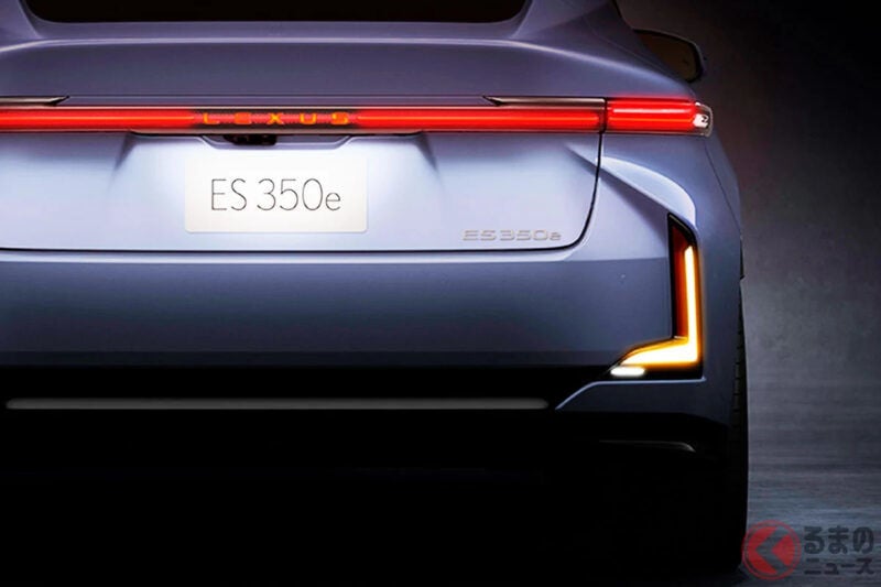 Lexus全新「ES」全球首度亮相！ 睽違7年全面改款，全長突破5.1m，搭載流線型大尺碼車身與紅光發亮的「LEXUS徽章」！
