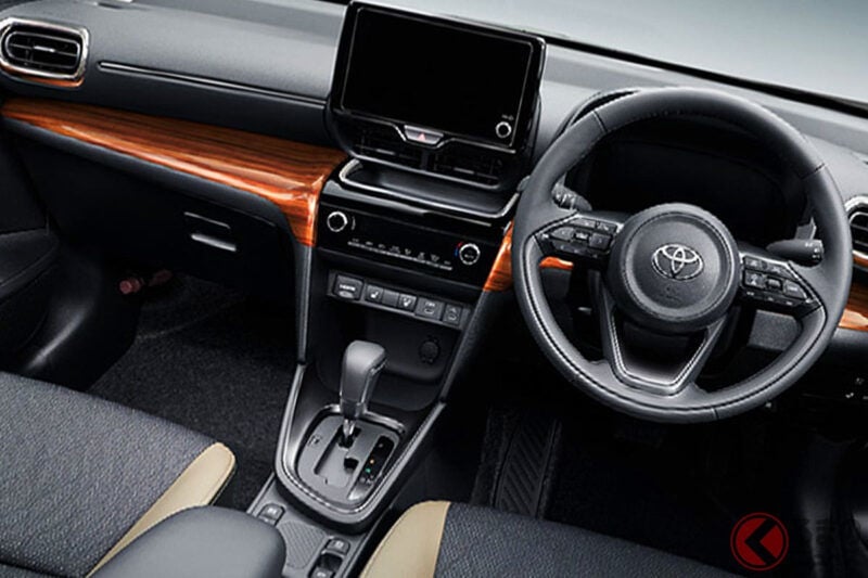 約205萬元起！TOYOTA最新「小型SUV」超有看頭！ 車長4.1米「剛剛好」車身×復古風豪華內裝！滿滿高級感×昭和風情的「YARIS CROSS」特仕風格是這樣！