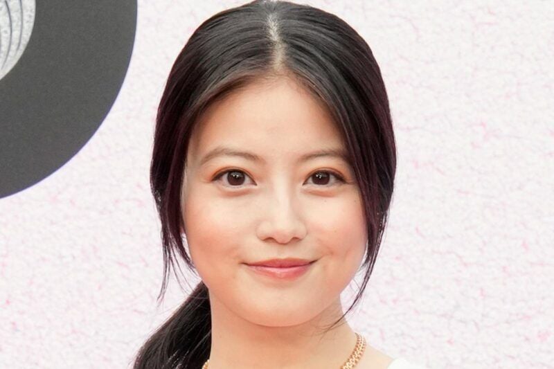 紅豆麵包妹女星「今田美櫻」跟「身價超過 5000 萬日圓」的超豪華車同框畫面超猛！ 她穿著大膽的「豹紋」洋裝「上班」，搭配這台「頂級房車」，究竟是什麼車呢？