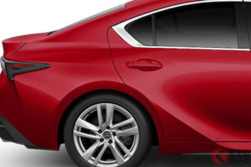 Lexus新「運動房車」發表！全長4.7米「剛剛好尺寸」＆比最高級款省「460萬日圓以上」的簡約設計！ 搭載「直列4缸渦輪×FR」駕駛樂趣滿點的「IS」最入門車型是？