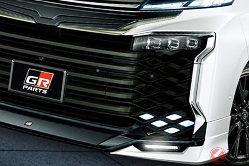 Toyota 創新「3 排 7／8 人座」廂型車超讚！ 全長 4.7 米「恰到好處的車身」× 醒目的「GR」標誌，打造「運動風」車款！ 讓駕馭更有樂趣的「Voxy」原廠改裝套件是什麼？