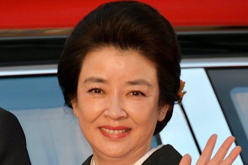 女演員「岸本加世子」公開「愛車」高級外車引發話題！ 「非常合適」的「賓士」究竟是哪一款？