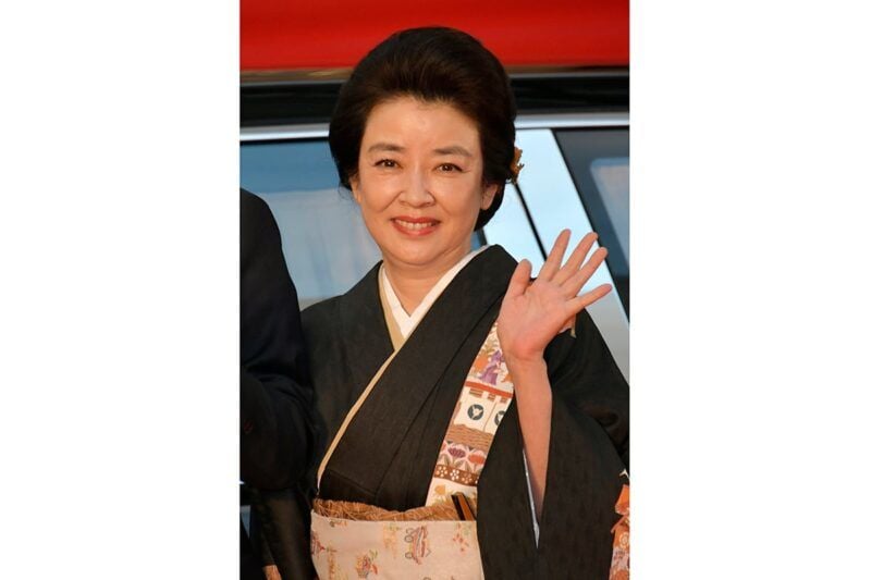 女演員「岸本加世子」公開自己的愛車「高級進口車」引發熱烈回響！ 她親自握方向盤的模樣，也讓網友驚呼「不是 Carina 嗎？」美麗耀眼的「賓士」吸引了眾人熱切注目