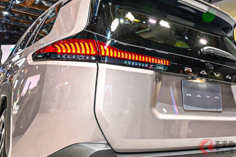 睽違 7 年全面改款，豐田新一代「RAV4」全球首次亮相！ 超過 300 匹馬力的「運動版」以及「GRS」也一併亮相！ 全長約 4.6 公尺、尺寸剛剛好的第六代 RAV4，在各大經銷商也成為熱議話題