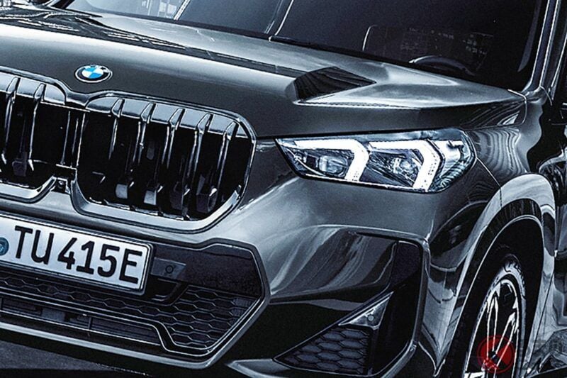 全新車款 611 萬日圓！ 全新的「小型 SUV」亮相！ 搭載全長約 4.5 公尺的「剛剛好的尺寸」，並採用專屬「黑化設計」！ 搭載 1.5 升直列三缸引擎的 BMW「X1 Edition Shadow」正式登場