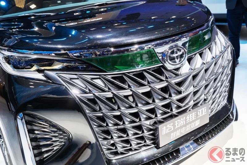 豐田全新「超豪華MPV」Granvia震撼亮相！這款車型擁有極具衝擊力的進氣格柵，尺寸比Alphard更大，但外觀卻更加驚艷！這款氣場強大的車款正在中國展出。