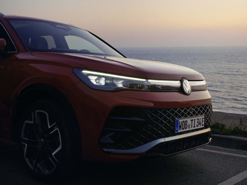 26年式The new Tiguan首度導入前後廠徽光標定位燈Volkswagen 旗艦旅行車The new Passat同步登場