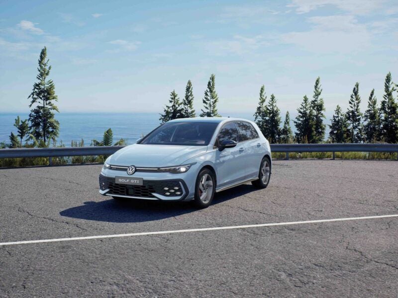 The Golf GTI 冰影純粹版熱血登場 – 專屬冷冽冰澈藍車色結合湛黑車頂與 Black Style 黑化風格套件