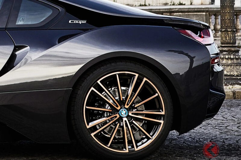 1.5公升小排氣量引擎卻擁有超過370馬力!? BMW「四驅跑車」超厲害！ 採用輕量化碳纖維車身與品牌首創的創新車門！ 連Roadster版本也曾存在的「i8」值得關注！