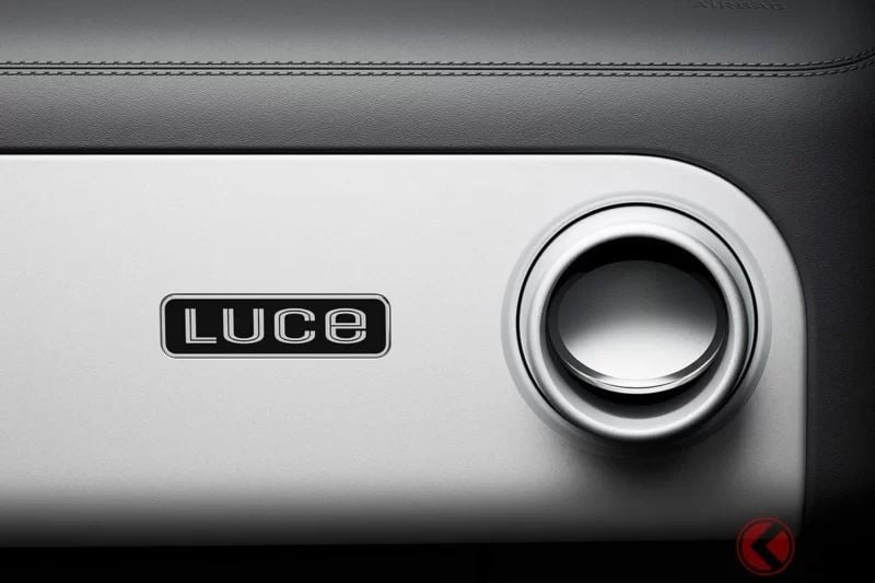 新型「跑車“Luce”」首次亮相！內裝採用「iPhone」設計風格×搭配「復古老車感」方向盤！新型「Ferrari」內裝在義大利公開展示