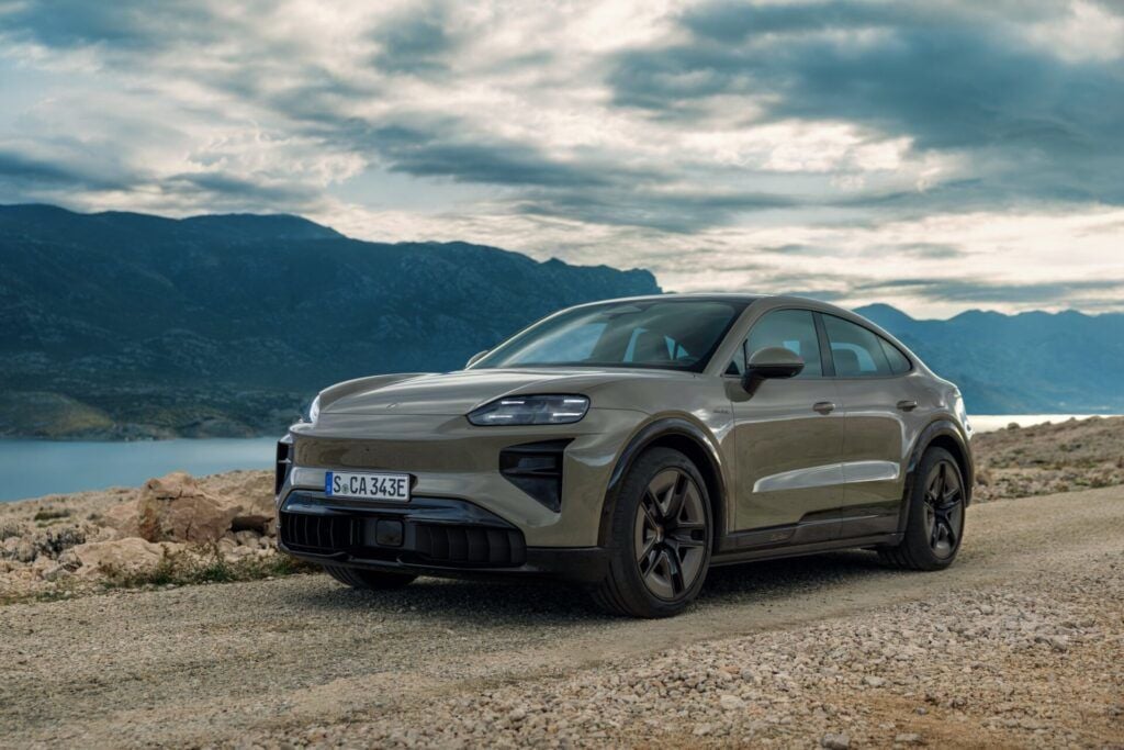 承襲經典 911 車頂線條的動感設計語彙 全新 Cayenne Coupé Electric