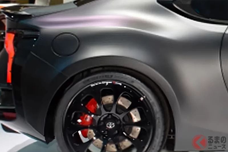 Toyota創新「2人座Sport Car」引發關注！採用「縱向頭燈設計」與可開篷車身，還搭載「像MT一樣的AT系統」，開起來超有樂趣！再加上超帥的「中置排氣管」，看起來也很省油！這台「GR HV Sports」到底是什麼？