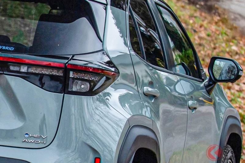 約550萬日圓！Toyota「全新」四驅Yaris Cross登場！最大馬力130匹的「入門車型」！車長4.2公尺的小型SUV，波蘭規格是什麼樣的版本？