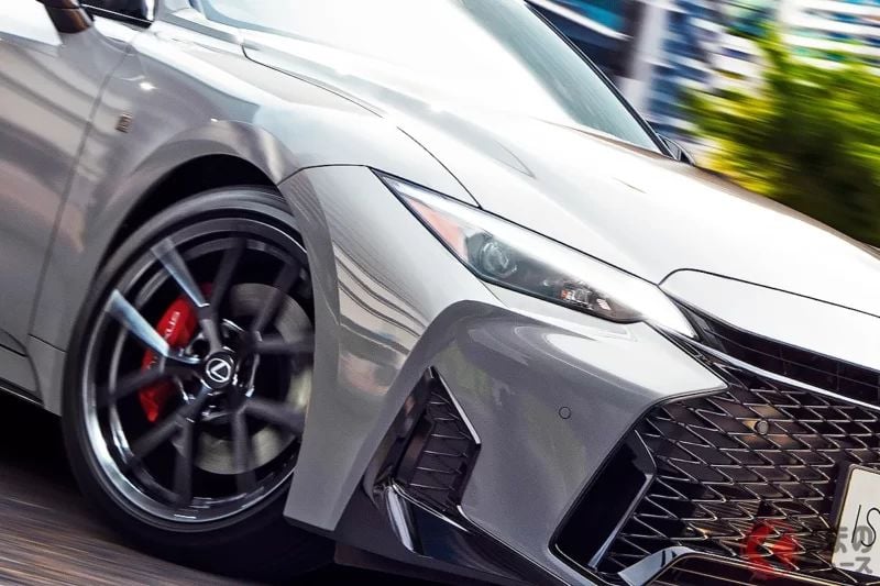 Lexus全新「FR」運動轎車引起高度關注！俐落銳利的簡潔車頭設計，加上約4.3公尺級的緊湊車身，展現出相當帥氣且俐落的姿態！同時還搭載充滿熱情氛圍的「情感內裝」，這款大幅改良的新型「IS」究竟是什麼樣的車？