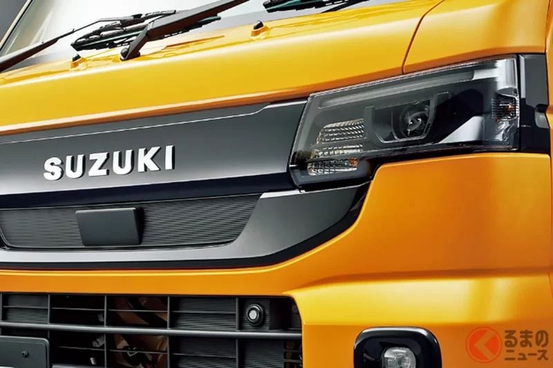Suzuki全新輕型貨卡引發高度關注！經典主力車型外觀全面大改，變成更加俐落、精悍的「清爽風格」車頭設計！連內裝也進化成「簡潔風」，新款「Carry／Super Carry」小改款到底改了哪些地方？