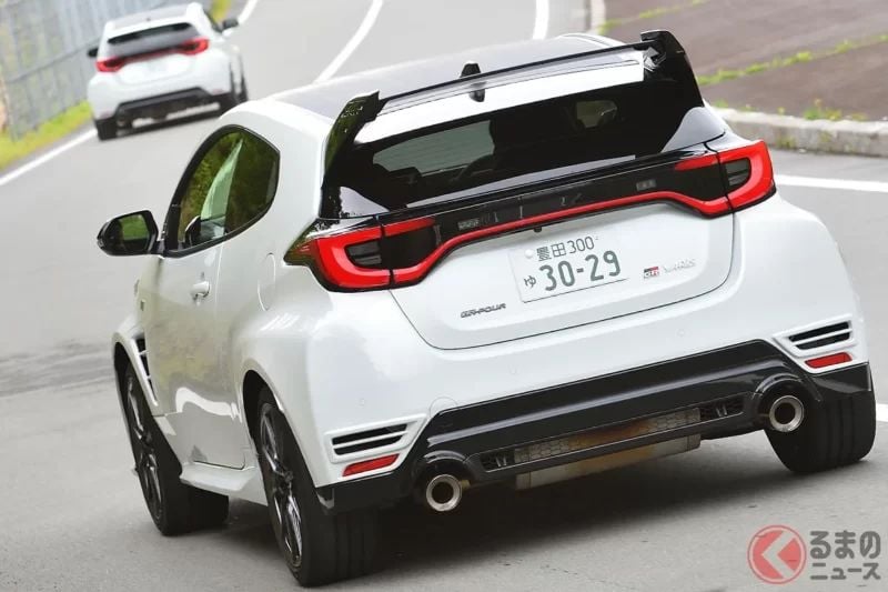 Toyota 新款「GR Yaris」受到關注！僅隔一年就再度改良…全面更新「方向盤與底盤系統」，完美體現「最新即最強」！透過賽場與車主回饋持續進化的「26式」究竟深化到什麼程度？