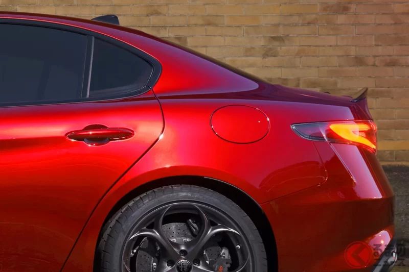 全長4.6m的「後輪驅動 sedan」引發關注！比Skyline稍小一點的高性能車型！搭載V6 twin turbo的Alfa Romeo「Giulia Quadrifoglio」是什麼樣的車？