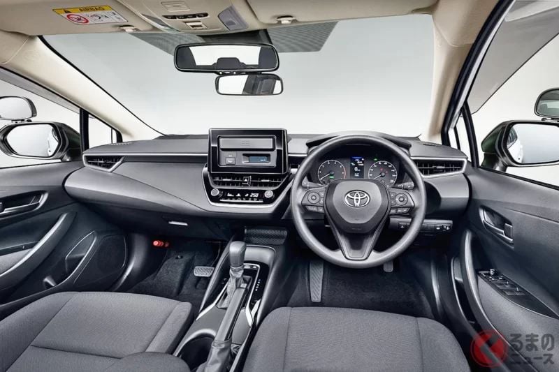 提供6速MT！Toyota「全新四門Sedan」登場！ 全長4.5m級「剛剛好的尺寸」×獨特「安全煞車系統」也完整搭載!? 帥氣「Toyota廠徽」也相當俐落的新型「Toyota教習車」到底是什麼樣的車？