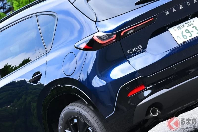 睽違9年全面大改款！馬自達新型「中型SUV」正式上市！搭載品牌首度導入的劃時代系統，加上「寬敞後座空間」與高質感內裝成為亮點！結合新式水箱護罩與獨特頭燈設計的「第三代 CX-5」以俐落兇悍的前臉造型登場！