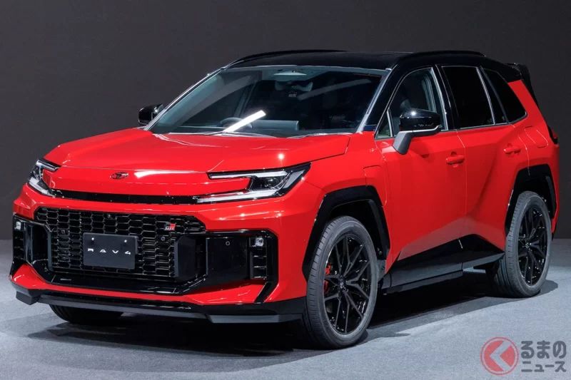 睽違7年全面大改款！Toyota新型「RAV4」引爆關注「究極二選一」！超過320匹馬力的「高性能SUV」vs 每公升超過22km的「低油耗車型」！價差100萬日圓的「PHEV」與「HEV」到底該怎麼選！？