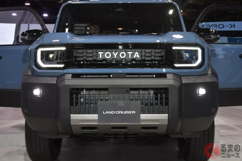 Toyota「新型 Land Cruiser」正式登場！比頂級300車系便宜超過360萬日圓，但依然採用硬派設計與「梯形大樑（ladder frame）」的正統四輪驅動SUV！還搭載實用的後尾門設計，成為系列最入門價格車型的「FJ」到底是什麼樣的車？