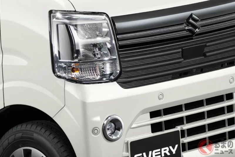 鈴木推出全新「輕型廂型車」！採用俐落的“黑色車頭設計”與黑色「S」廠徽十分吸睛！最新「Every」的客製化版本「Black Style」究竟是什麼樣的車呢！