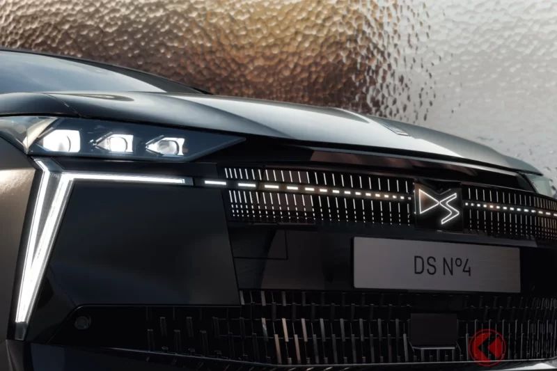 5人座全新「小型高級車」正式登場！以全長4.4m、接近Lexus UX級距的車格打造，日常使用也非常合適！搭載可達每公升20km油耗表現的1200cc渦輪引擎，「DS No.4」亮相！