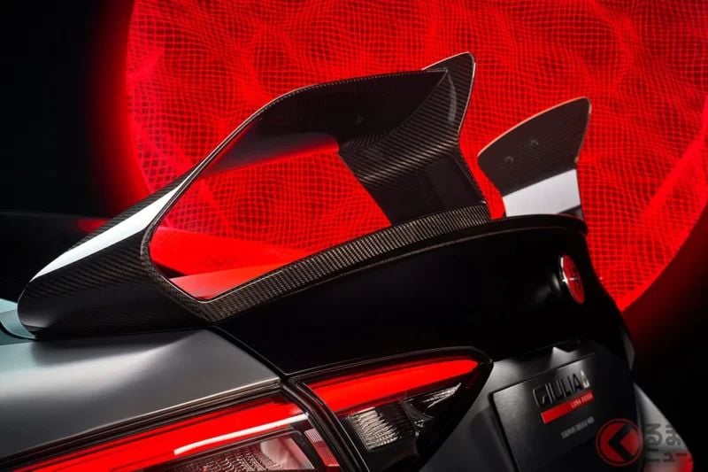 新款「FR sedan」實車亮相！全長4.6m車身搭載前衛「wing」設計！搭載V6引擎、輸出達520匹馬力的Alfa Romeo「Giulia Quadrifoglio Luna Rossa」義大利版本是什麼樣的車？