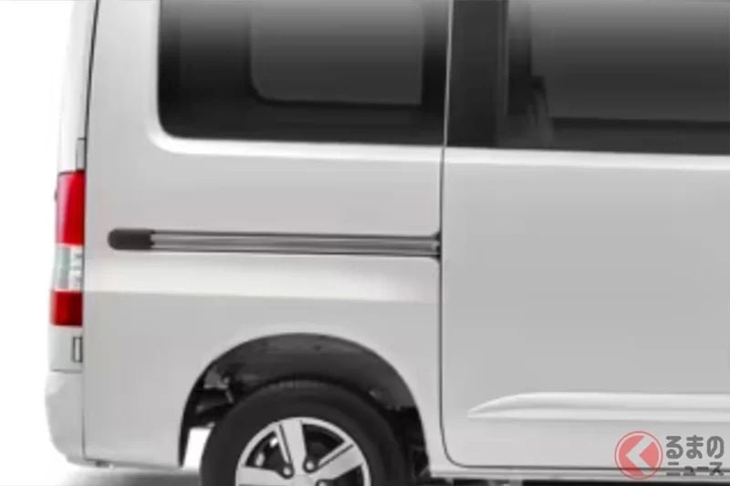 Daihatsu全新「9人座滑門廂型車」引發大量迴響！有聲音表示「橫向座椅的想法太新穎了」、「這種乾脆到底的設計反而很喜歡」、「很有趣！」等評價不斷出現。這款持續走出獨特進化路線的「Gran Max」印尼規格車型也備受關注！