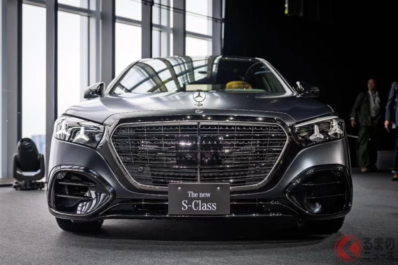 約睽違 6 年全面大改款！搭載超過 500hp V8 的全新 Sedan 正式公開！採用運動化「Flat Plane」引擎設計！？首度導入發光水箱護罩的 Mercedes-Benz S-Class 登場！
